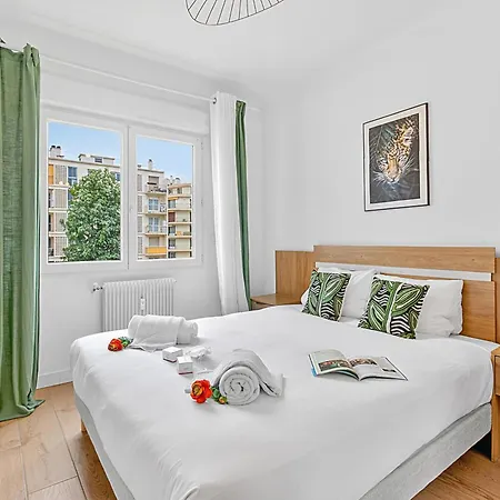 2 Bedrooms Antibes Center, Balcony - Happy Rentals *