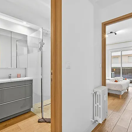 2 Bedrooms Center, Balcony - Happy * Antibes