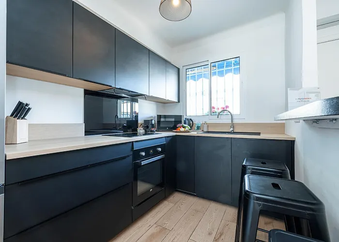 2 Bedrooms Antibes Center, Balcony - Happy Rentals شقة *