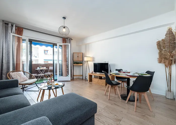 2 Bedrooms Antibes Center, Balcony - Happy Rentals