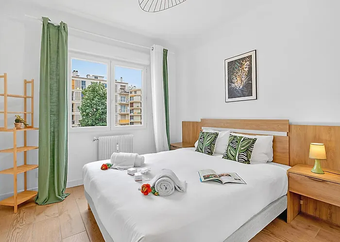 2 Bedrooms Antibes Center, Balcony - Happy Rentals *